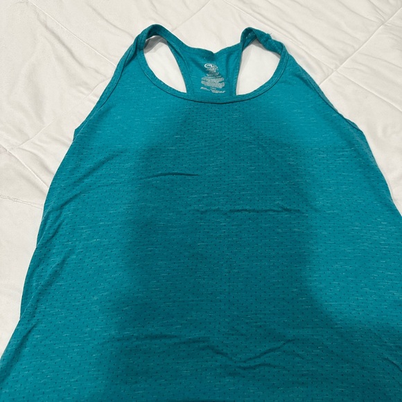 Workout top - Picture 2 of 3